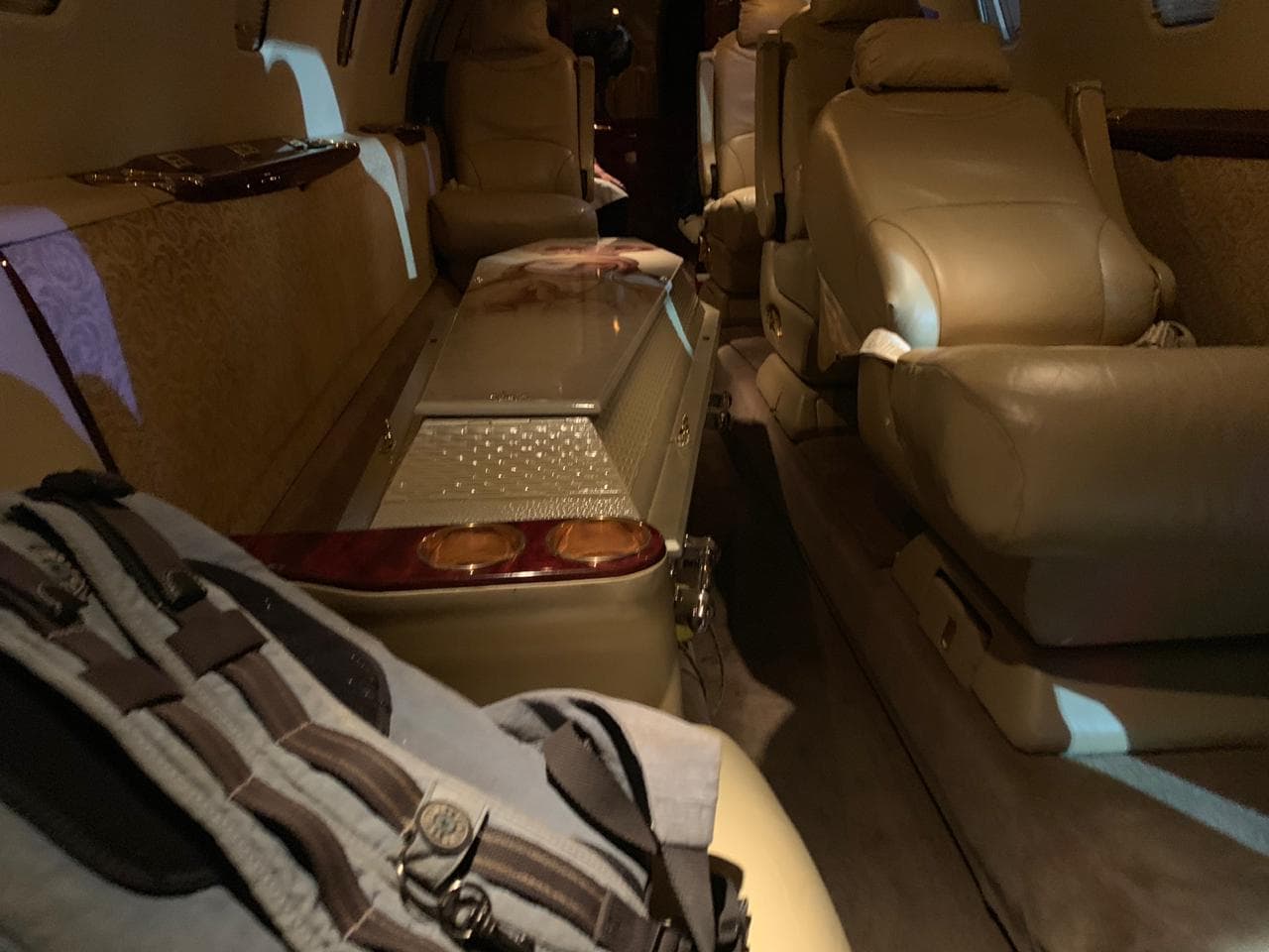 Cabine configurada para translado funerário aéreo