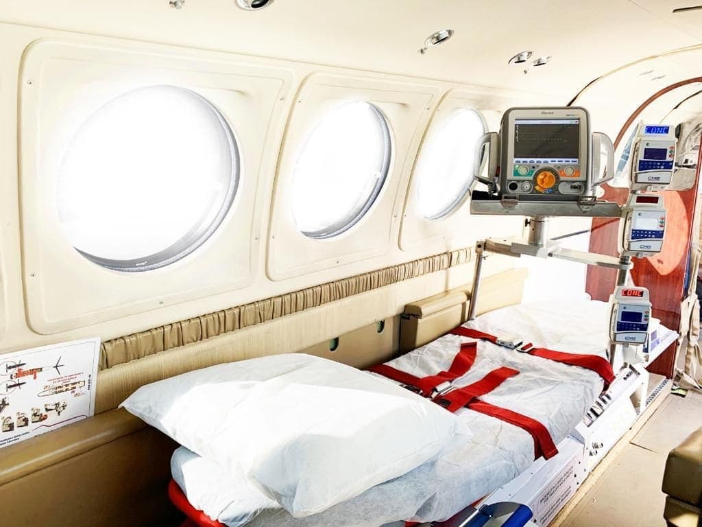 Interior de UTI móvel aérea com estrutura clínica embarcada