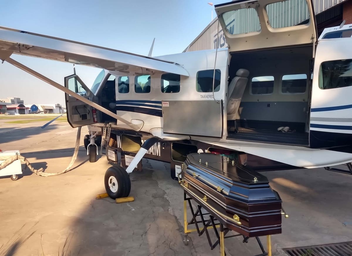 Embarque de urna em aeronave para translado funerário